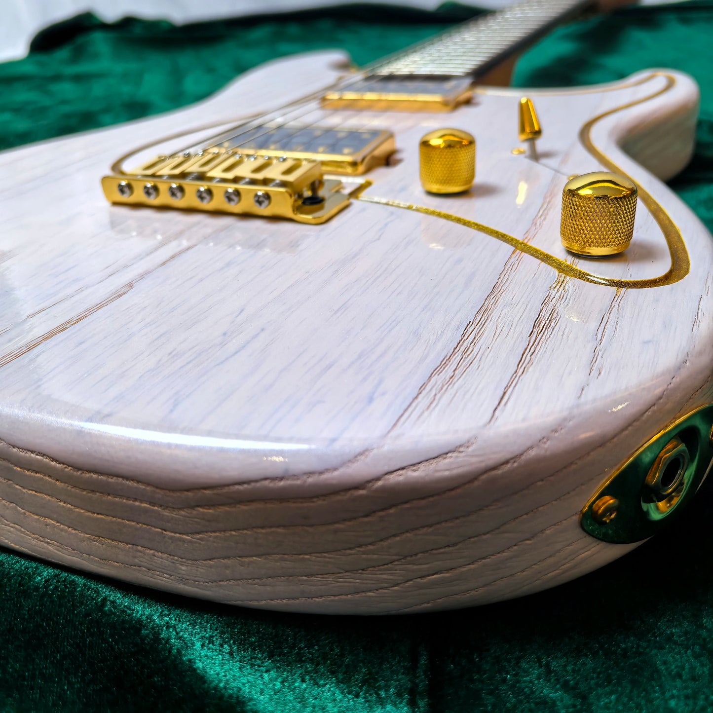 White Ash Wood body with distinct wood grain Electric Guitar